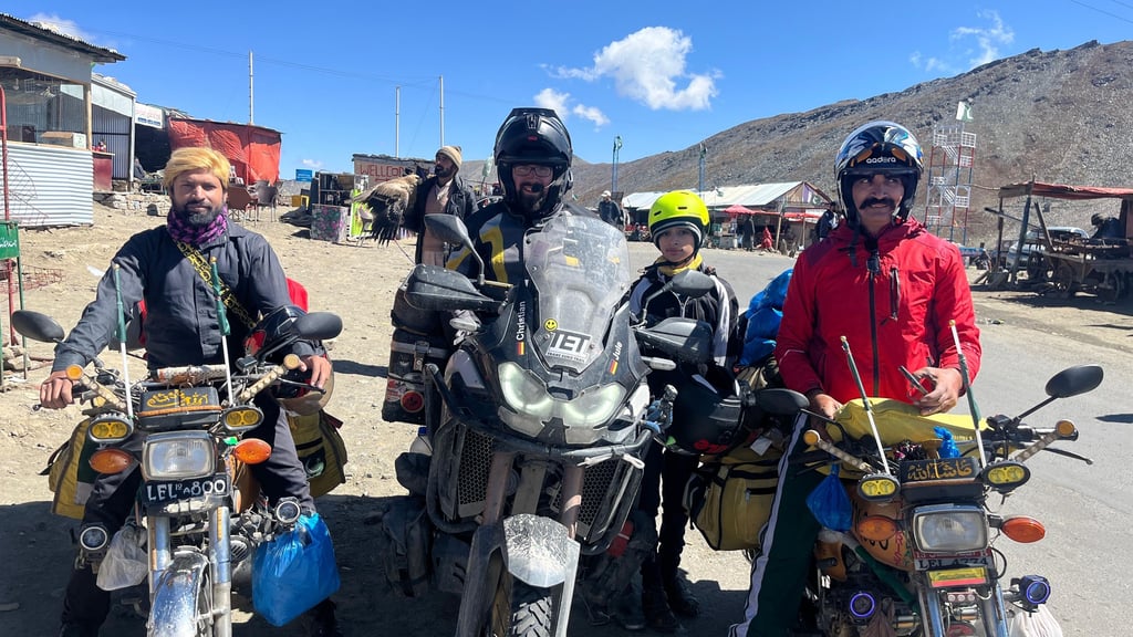Auf dem 4.173 Meter hoch gelegenen Babusar-Pass in Pakistan wird der Bernburger Christian Brych von einheimischen Bikern freudig begrüßt.
