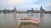 Die Hochwasser führende Elbe vor der Dresdner Altstadtkulisse.