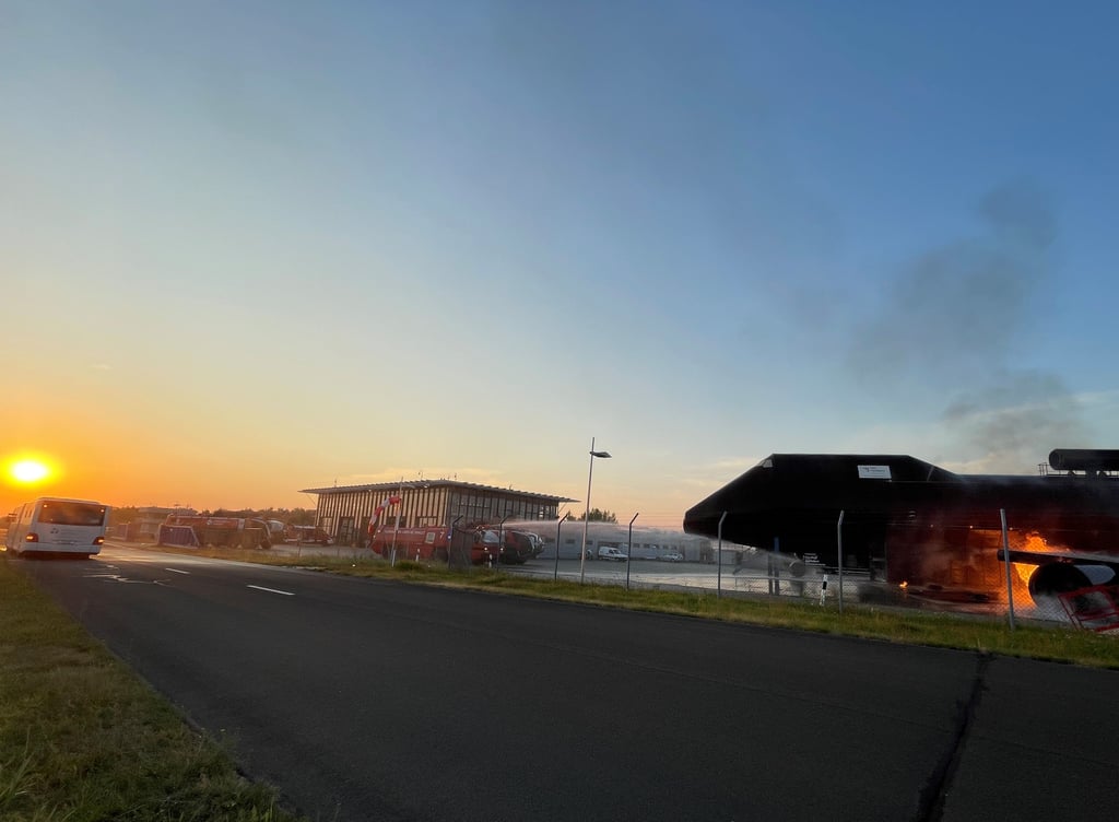 Notfallübung am Flughafen Leipzig/Halle: Dort wurde simuliert, dass bei einem Enteisungsfahrzeug Kraftstoff und Enteisungsmittel austritt. Bei der Übung gab es keine Einschränkungen für den regulären Betrieb.
