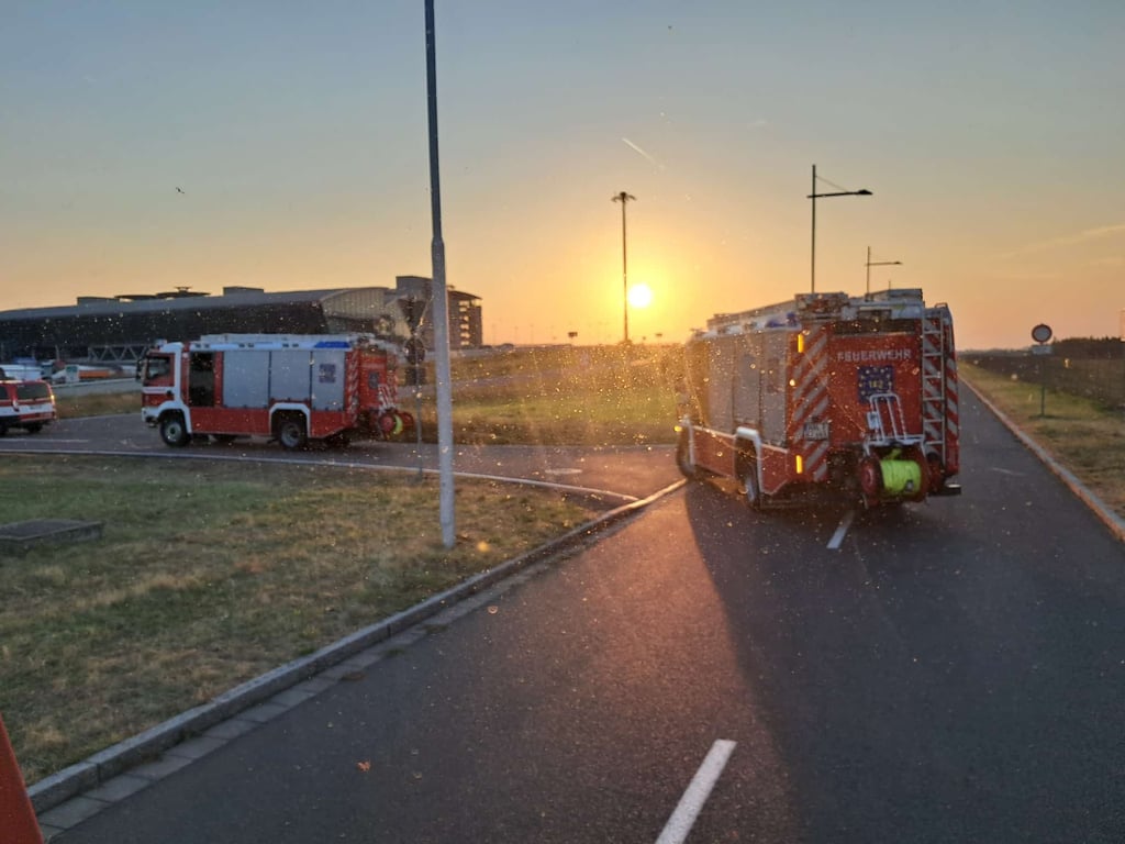 Notfallübung am Flughafen Leipzig/Halle: Feuerwehren aus Halle und dem Saalekreis waren in Schkeuditz vor Ort.