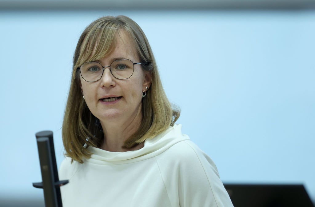 Eva von Angern sieht den Einstellungsstopp kritisch. (Archivbild)