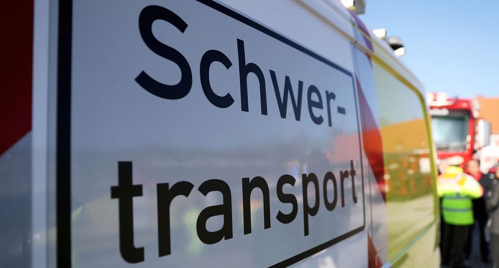 Ein kaputter Schwertransport hat bei Bitterfeld-Wolfen auf der B183 für Verkehrsbehinderungen gesorgt.