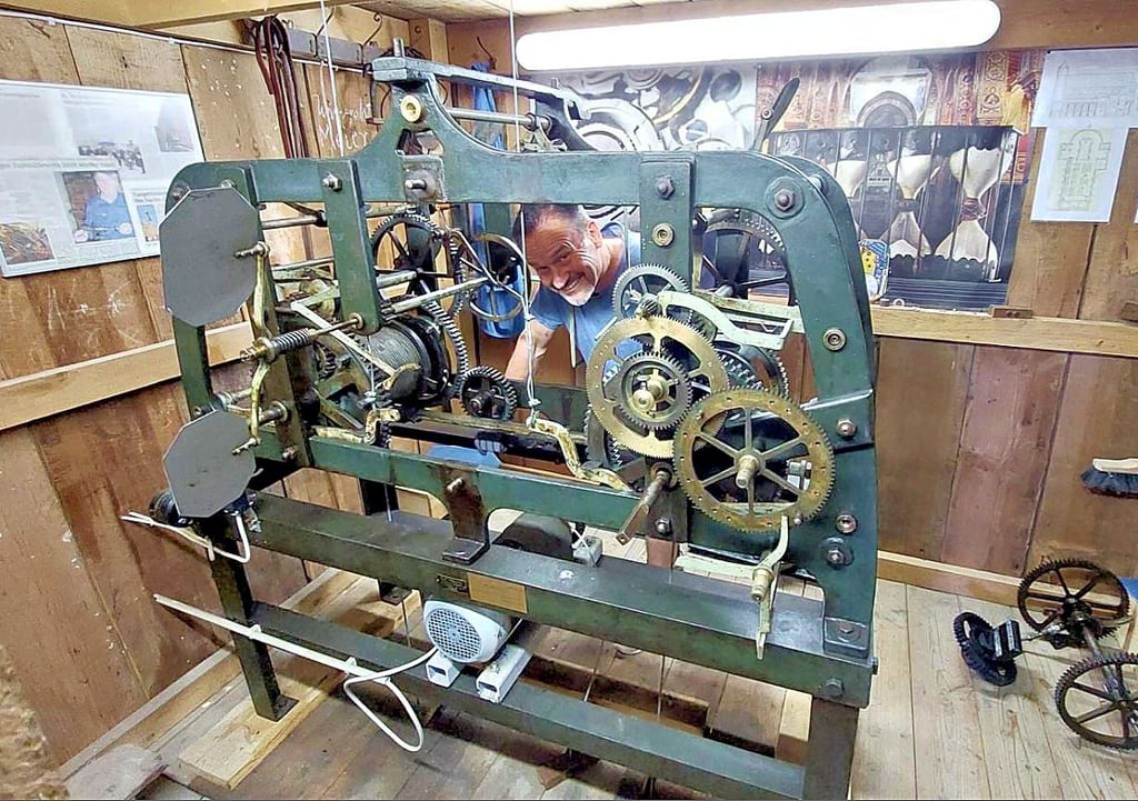 Volker Schulz in seiner Werkstatt hinter dem Uhrwerk, das seit 1941 die Zeiger der Turmuhr von St. Stephan in Tangermünde bewegt.