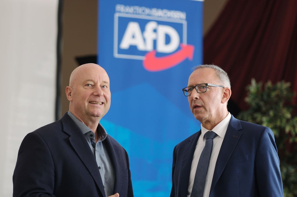 Der sächsische AfD-Parteichef Jörg Urban (rechts) bleibt auch im Landtag Fraktionsvorsitzender der AfD. (Foto aktuell)