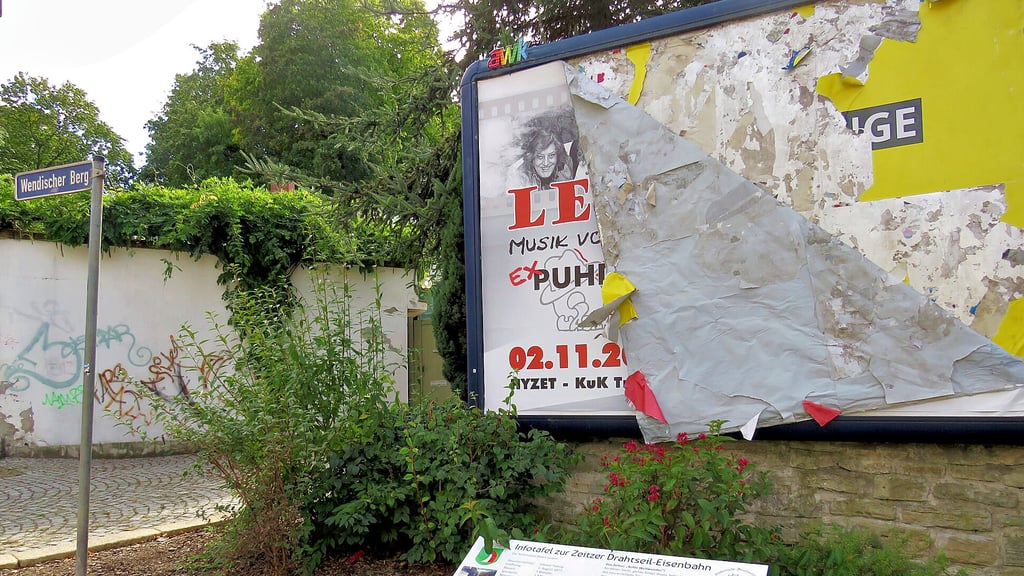 Vandalismus gab es auch am Werbeaufsteller am unteren Wendischen Berg in Zeitz.