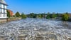 Am Stadtzentrum von Guben fließt der deutsch-polnische Grenzfluss Neiße vorbei, dessen Wasserstand weiter steigen soll. Die Städte auch an Oder, Neiße und Elbe beobachten die Entwicklung sehr genau.