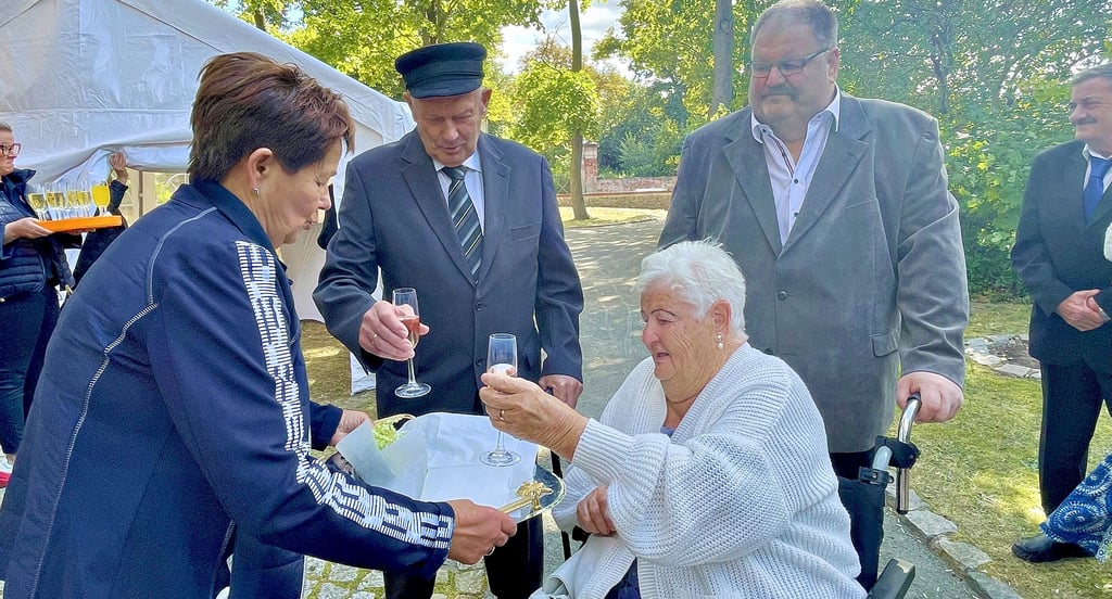 Nach dem Gottesdienst bereiteten die Mitglieder des Fördervereins Kader Kirche dem Jubelpaar einen kleinen Sektempfang. Sohn Winfried sorgte dabei für die Mobilität seiner Mutter.