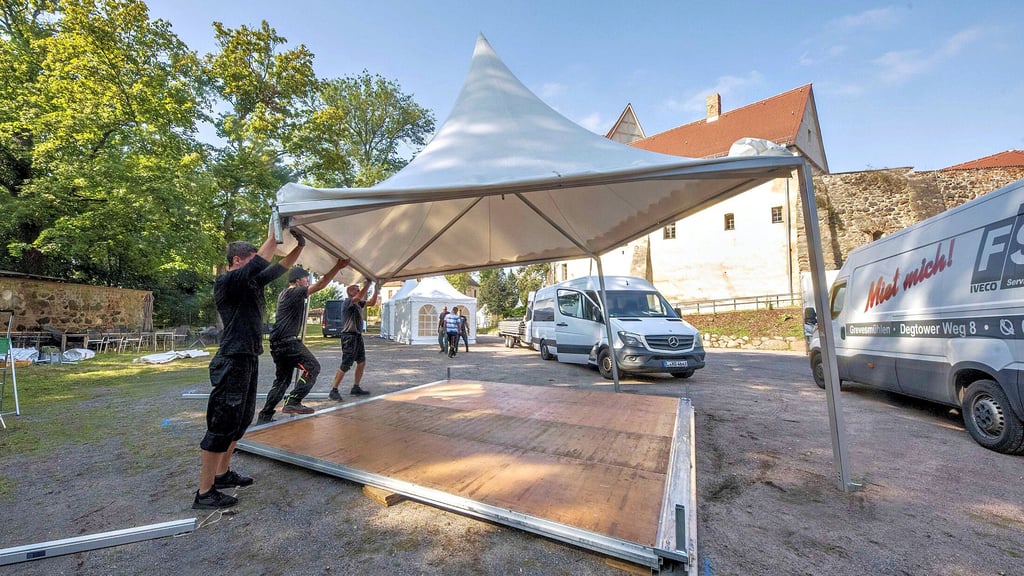 Auf der Wasserburg haben die Aufbauarbeiten für die Lifestyle-Messe LebensArt begonnen. Die öffnet am Freitag ihre Pforten.