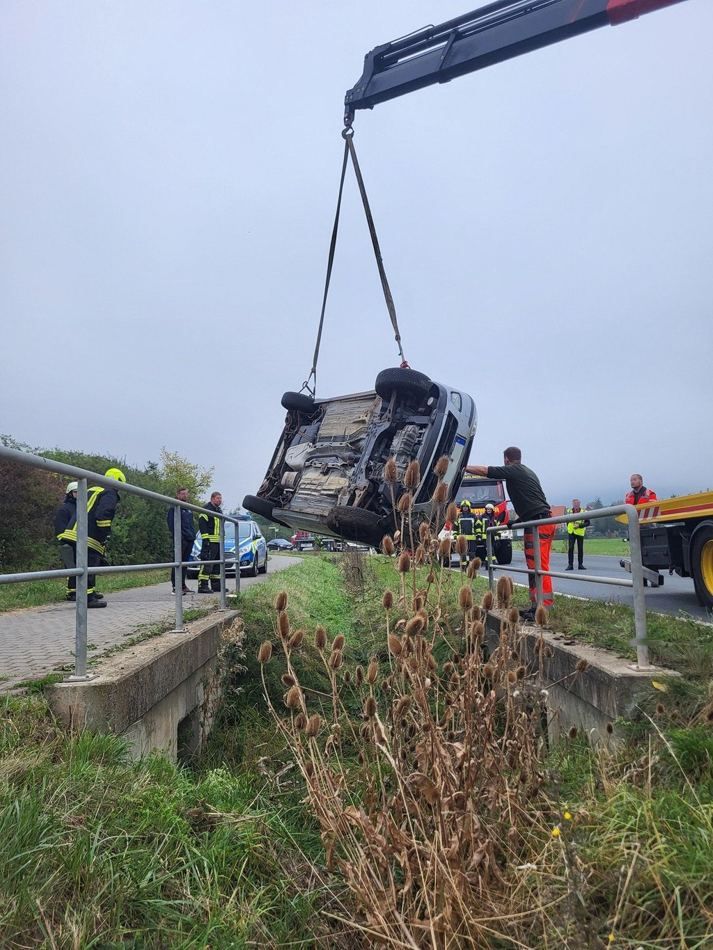 Das Auto des 82-Jährigen musste nach dem Unfall bei Drübeck im Harz aus dem Graben geholt werden.