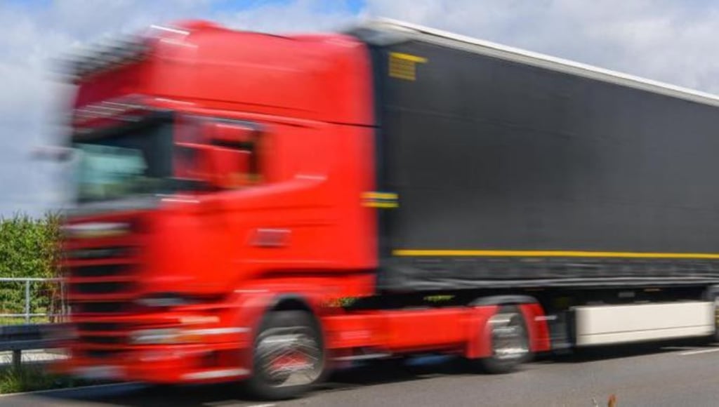 Ein Lkw steht auf der A2 in Richtung Braunschweig am Rastplatz Börde Nord in Flammen.