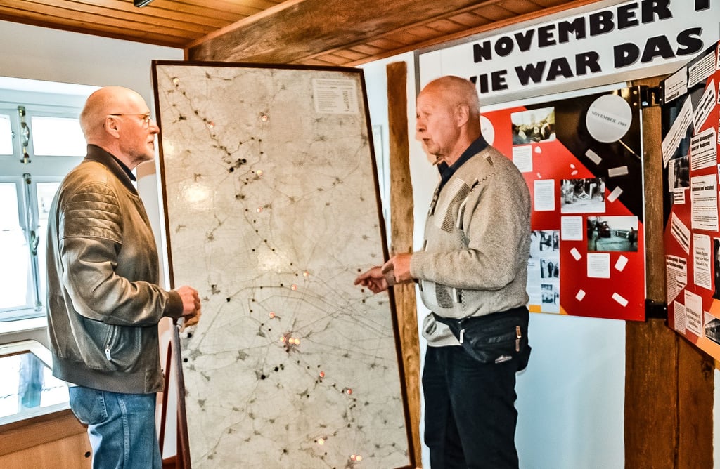 Ulrich Pettke (rechts) erklärt Stadtrat Jörg Lauenroth-Mago ein Exponat im Burg- und Heimatmuseum.