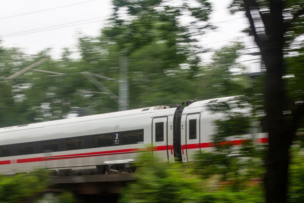 Etwa 200 Fahrgäste mussten in einen anderen Zug umsteigen. (Symbolbild)