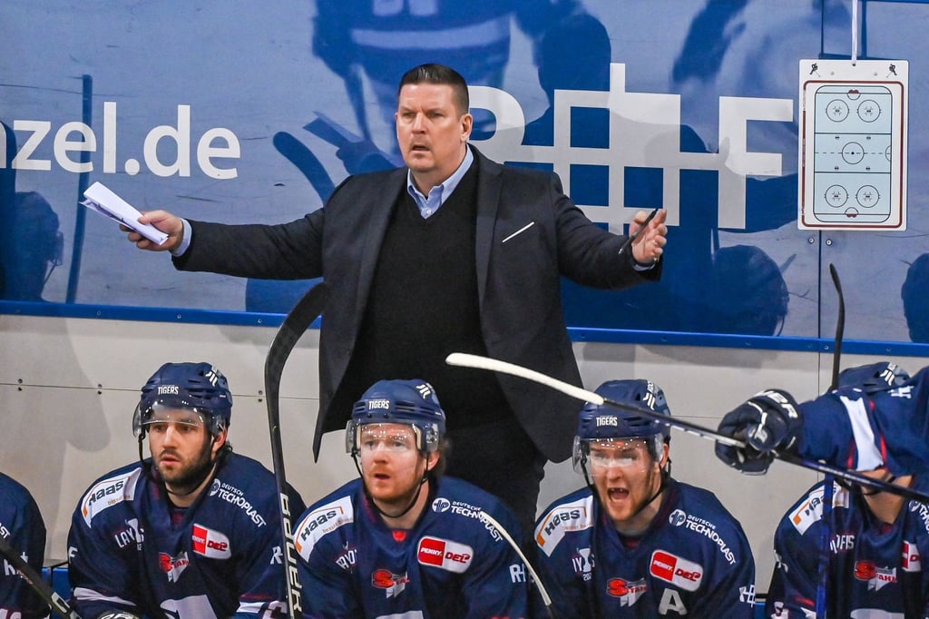 Straubings Trainer Tom Pokel hält die Abstiegsregelung nicht für optimal.