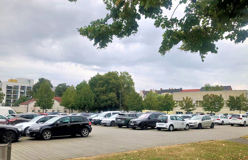 Der Parkplatz auf dem Schützenplatz in Zeitz: Hier etwa sollen die Container für die Schüler Platz finden.