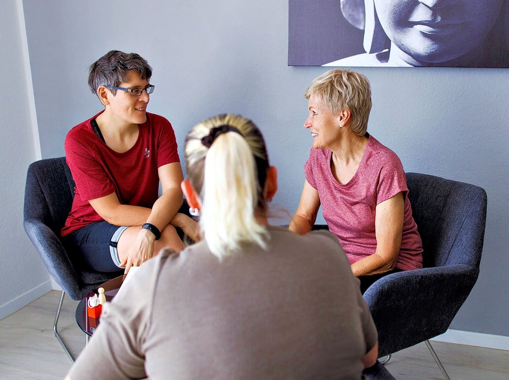Sylvia Springer (r.) und ihre Partnerin (l.) bei einer Sitzung mit einer Patientin in der gemeinsamen Praxis "Seelenbar" in Gerwisch.