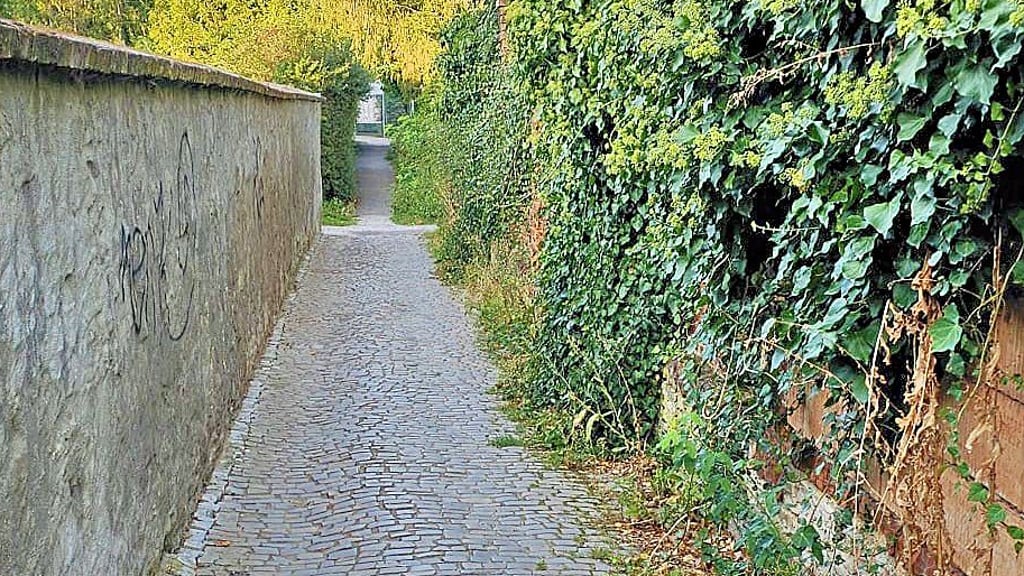 In der Meisterstraße in Egeln, in der sich die Kindertagesstätte „Apfelbäumchen" befindet, ist es schmutzig.
