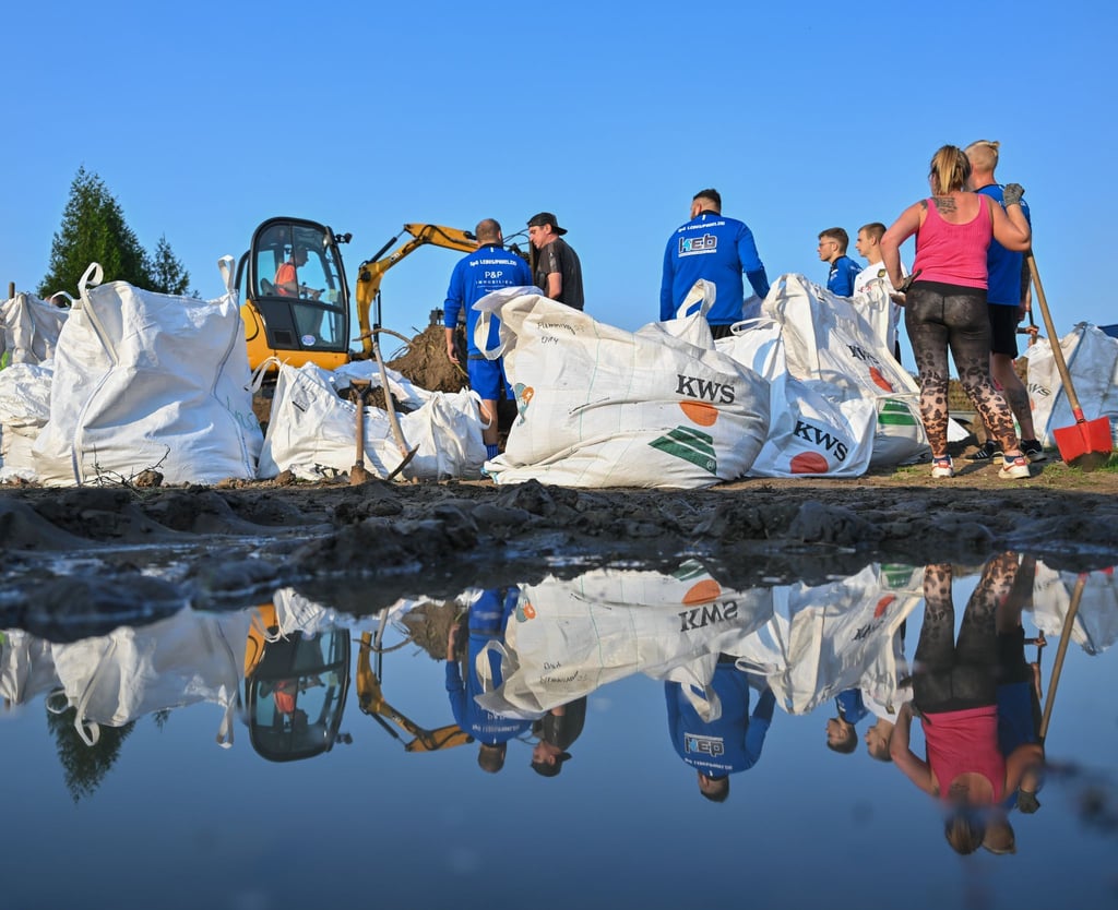 Einwohner von Lebus, einer Kleinstadt etwa zehn Kilometer nördlich von Frankfurt (Oder), befüllen Sandsäcke gegen das drohende Hochwasser vom deutsch-polnischen Grenzfluss Oder.