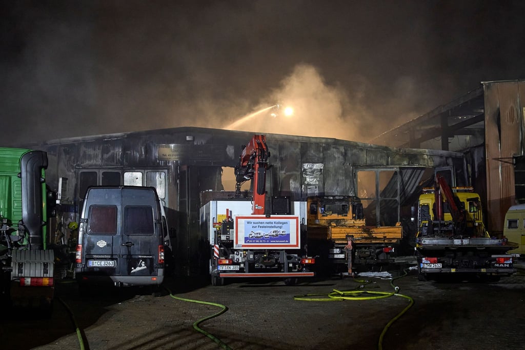 Die Feuerwehr rückte mit mehr als 100 Einsatzkräften aus.