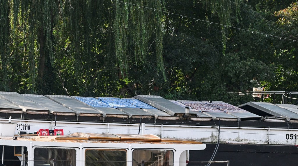 Bei einem Partyboot auf der Berliner Spree ist ein Metalldach eingestürzt.