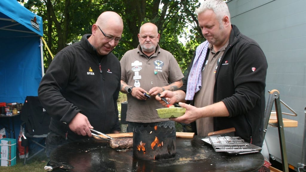 Das Siegerteam „Men on Fire“ aus Storkow bei der Arbeit am Grill.