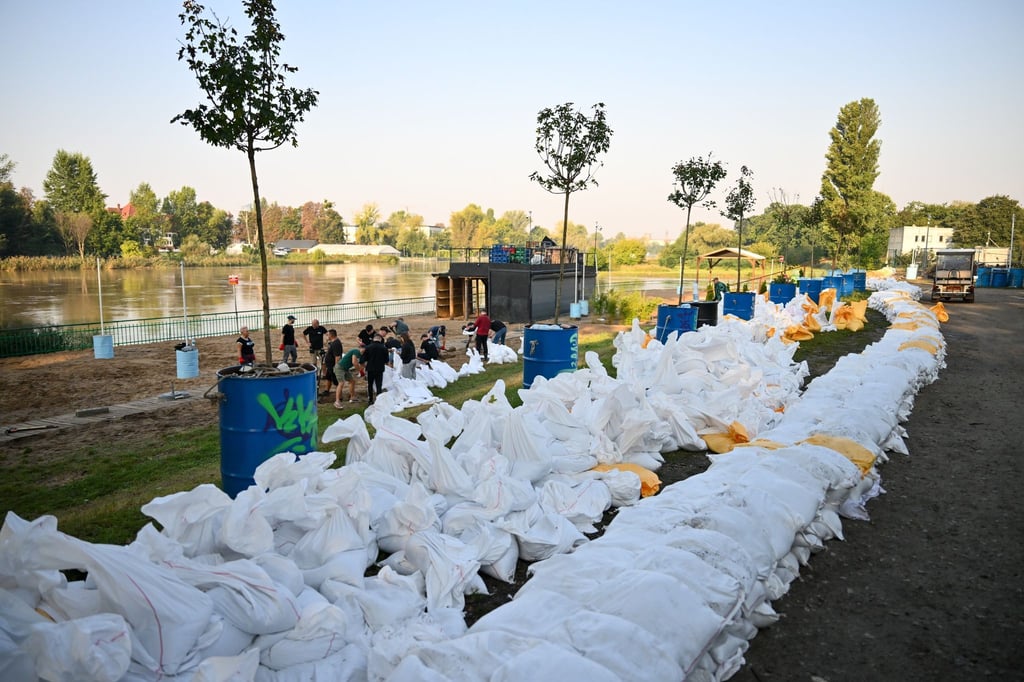 Sandsäcke schützen Teile von Breslau vor dem aktuellen Hochwasser in Polen.