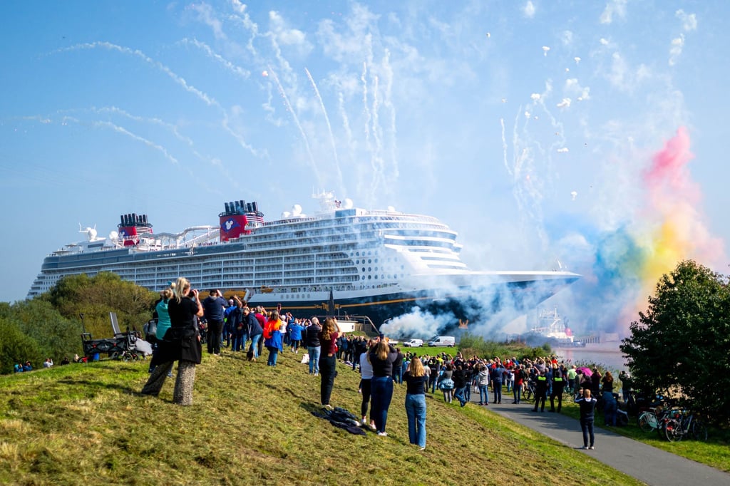 Mit einem Feuerwerk wird die „Disney Treasure“ verabschiedet.
