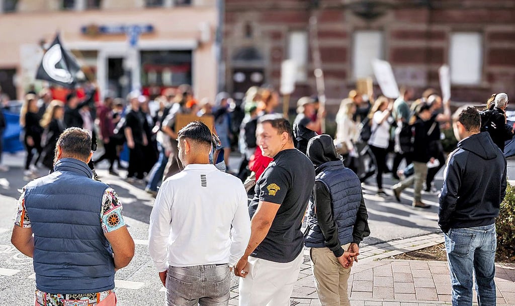 Beobachtet von Passanten zogen die Tönnies-kritischen Demo-Teilnehmer durch Weißenfels.