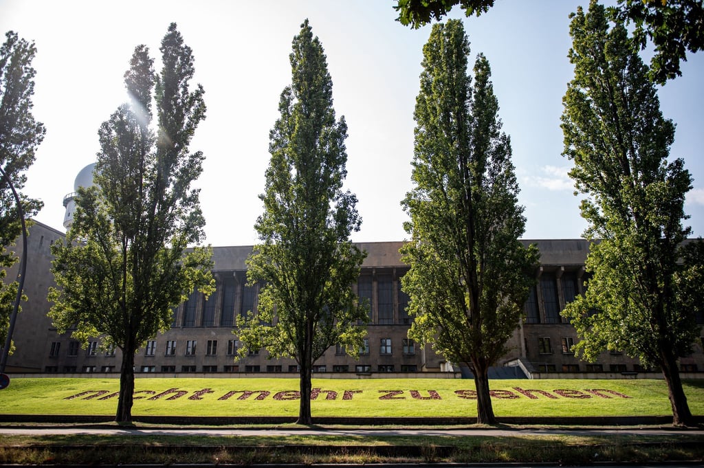 Der Schriftzug entlang des Columbiadamms ist etwa 42 Meter lang und erinnert an NS-Opfer.