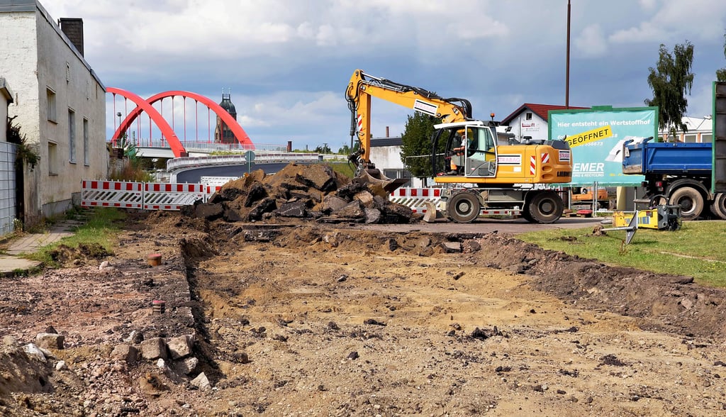 Die Auffahrt zur Hohen Brücke aus Richtung Prosigk sieht derzeit noch nicht unbedingt nach einer Fertigstellung in diesem Jahr aus.