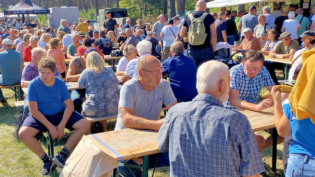 Hunderte von Besuchern kommen regelmäßig nach Linda.