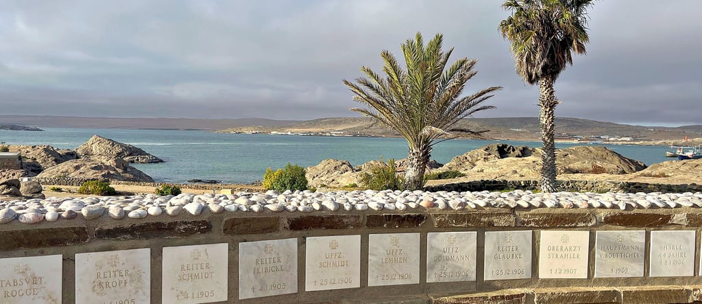 An der Küste von Lüderitz/Namibia soll bald grüner Wasserstoff produziert werden. Im Vordergrund Gedenktafeln der Halbinsel Shark Island am Stadtrand von Lüderitz. Sie erinnern an das erste deutsche Konzentrationslager unter deutscher Kolonialherrschaft (1904-1908).