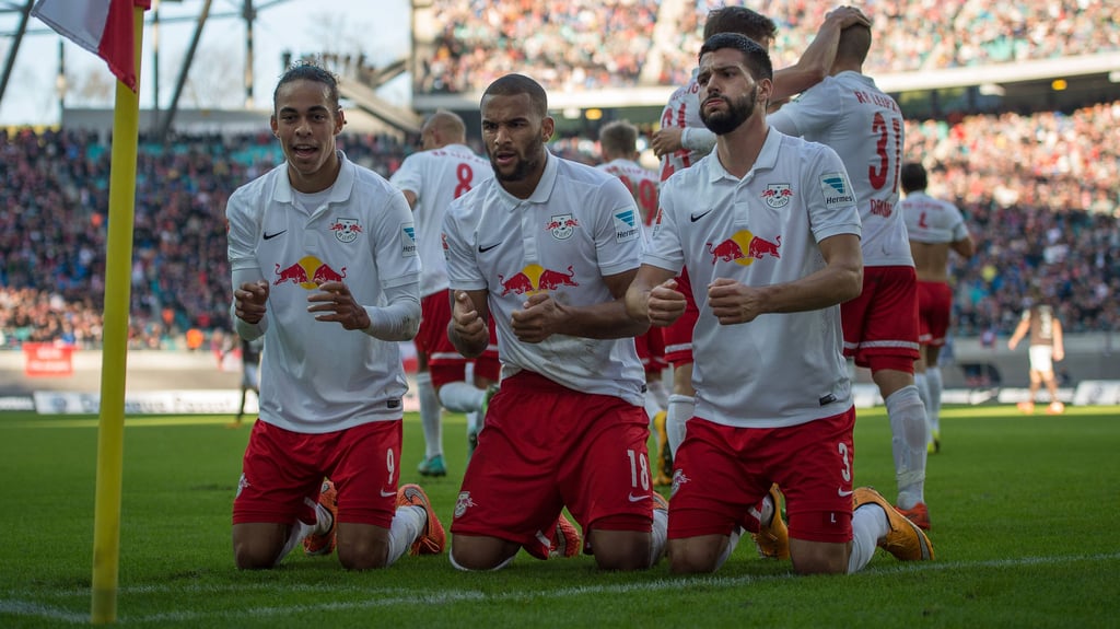 Yussuf Poulsen, Terrence Boyd und Anthony Jung (v.l.n.r.) beim Torjubel.