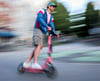 E-Scooter sind inzwischen Teil des Straßenverkehrs geworden. Doch einige Fahrer scheinen das noch nicht komplett realisiert zu haben. 