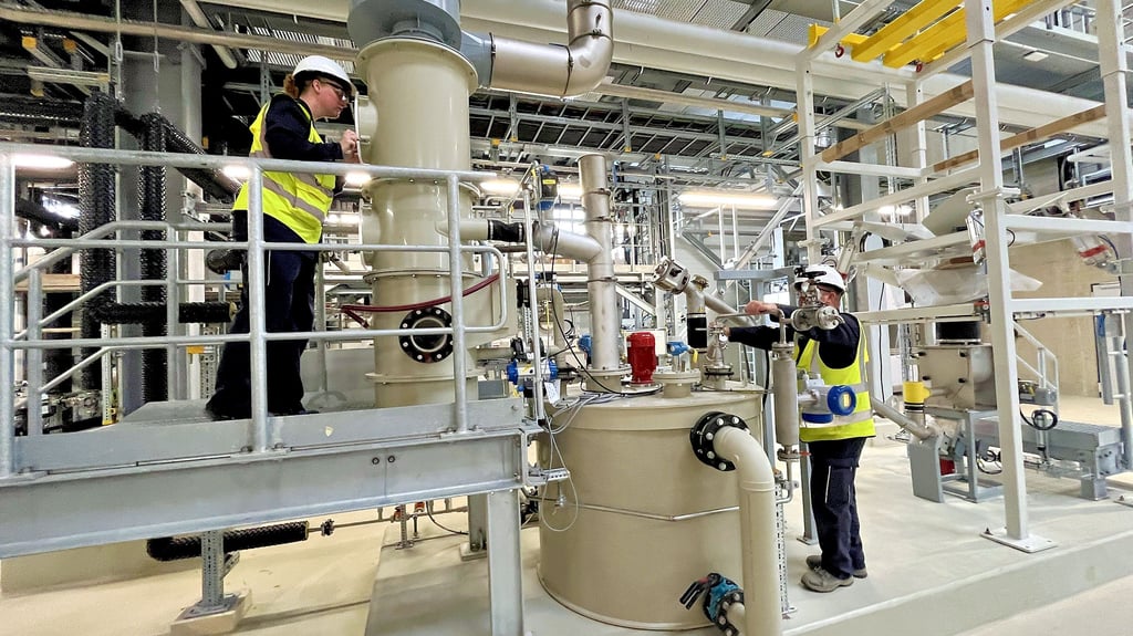 Für Stefanie Hauptmann (l.) und René Wende ist sie die Raffinerie auf dem Gelände der alten Filmfabrik Arbeitsort.