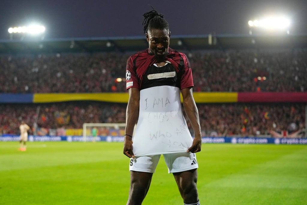 Victor Olatunji zeigt seine Botschaft in die Kameras.