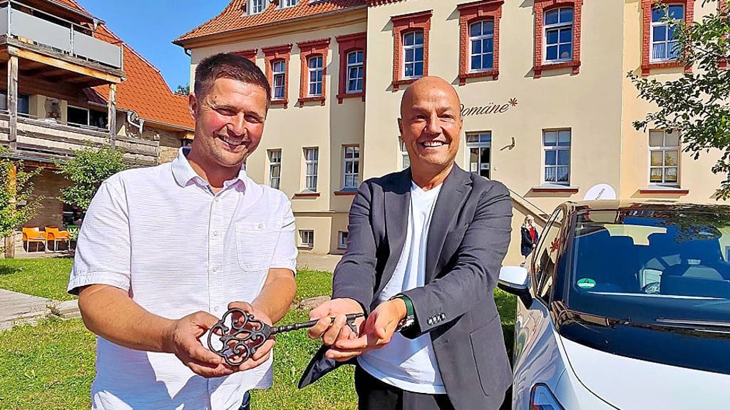 Symbolische Schlüsselübergabe von Maik Siebert (l.) an Andreas Claus (DRK) für die Villa Domäne in Uftrungen.