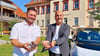 Symbolische Schlüsselübergabe von Maik Siebert (l.) an Andreas Claus (DRK) für die Villa Domäne in Uftrungen.