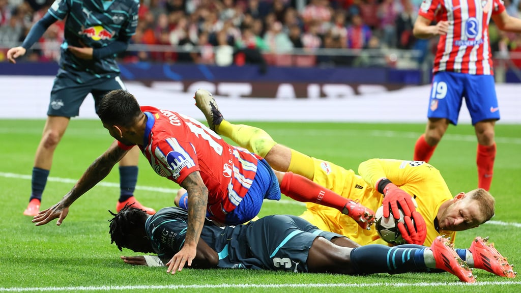 Bodenkampf: Castello Lukeba und Peter Gulacsi mit vereinten Kräften gegen Angel Correa.