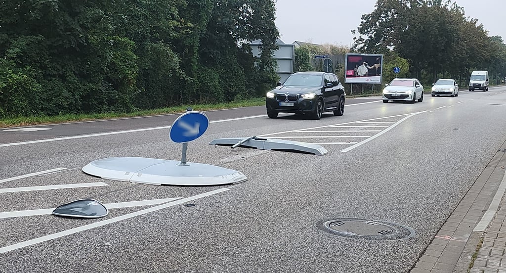 Die nagelneue Verkehrsinsel auf der Berliner Chaussee/B1 in Magdeburg ist bei einemn Unfall zerstört worden.