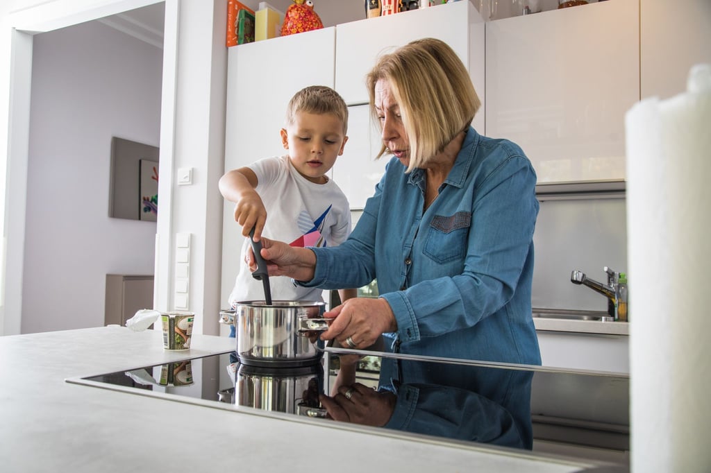 Beim gemeinsamen Kochen ist Vorsicht geboten: Heiße Töpfe und spritzende Flüssigkeiten können schnell zu Verbrühungen führen.