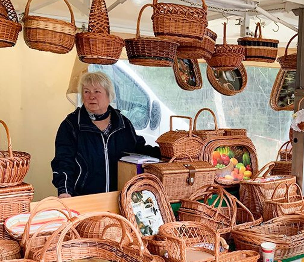 Bettina Jänicke bietet an ihrem Stand Korbwaren aller Formen an.