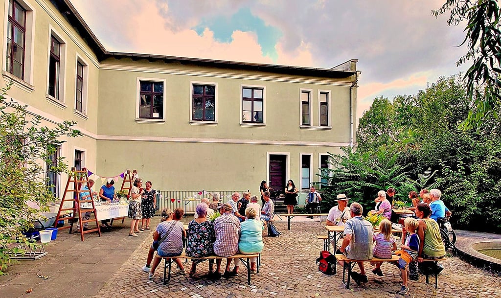 Es bewegt sich was am Leipziger Tor: Zum ersten Torhaus-Konzert mit dem Ensemble Shoshana wurde in den Garten eingeladen.