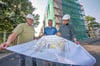 Baubesprechung auf der Baustelle: Matthias Schmidt (SFK Architekten), Lutz Tschammer und Bauleiter Oleksey Kerstin (v.l.)