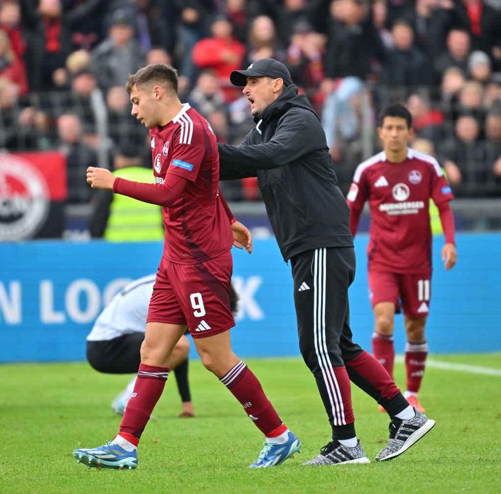 Miroslav Klose (M) muss gegen Hertha ohne Stürmer Stefanos Tzimas (l) auskommen, der zuletzt beim Sieg in Ulm die Rote Karte sah.