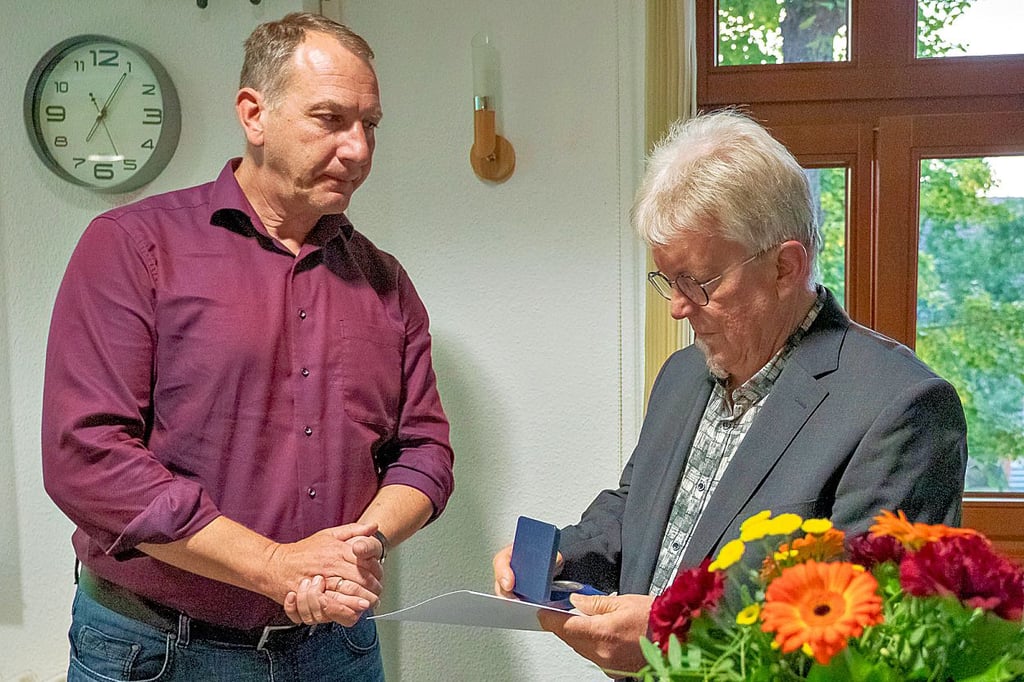 Ein sichtlich angefasster Bürgermeister Jens Hünerbein (l.) hat Hartmut Becker für seine verstorbene Frau Christine, die sich viele Jahre als Ortsbürgermeisterin und weit darüber hinaus für Nedlitz engagiert hat, posthum die Ehrenmedaille der Stadt Gommern überreicht.