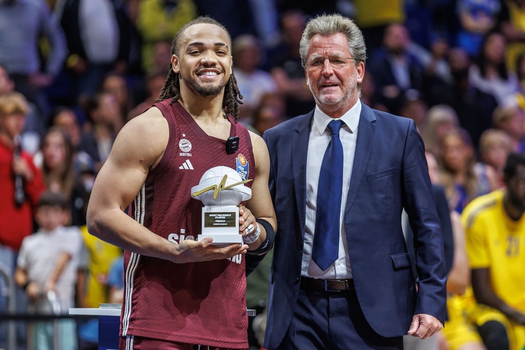 BBL-Geschäftsführer Stefan Holz (r) verteidigt die Liga mit 17 Clubs.