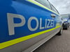 Ein Polizeifahrzeug im Einsatz. 