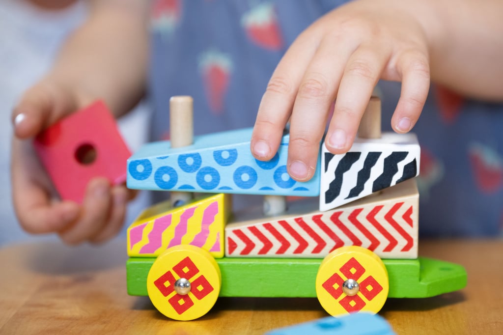 Ein Kind spielt in einer Kindertagesstätte.
