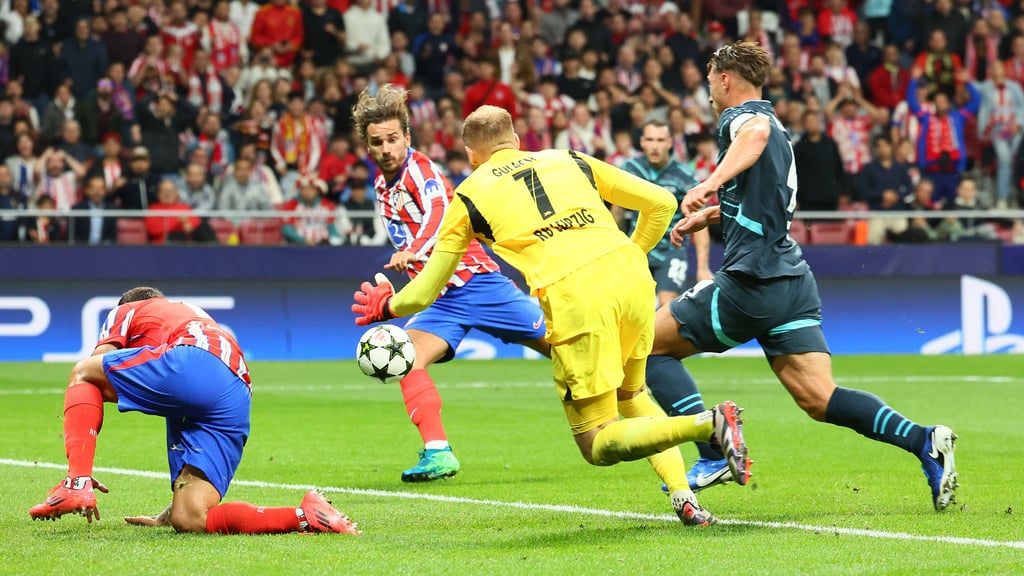 Alarmstufe Rot-Weiß im RB-Strafraum von Peter Gulacsi und Abwehrchef Willi Orban (r.)