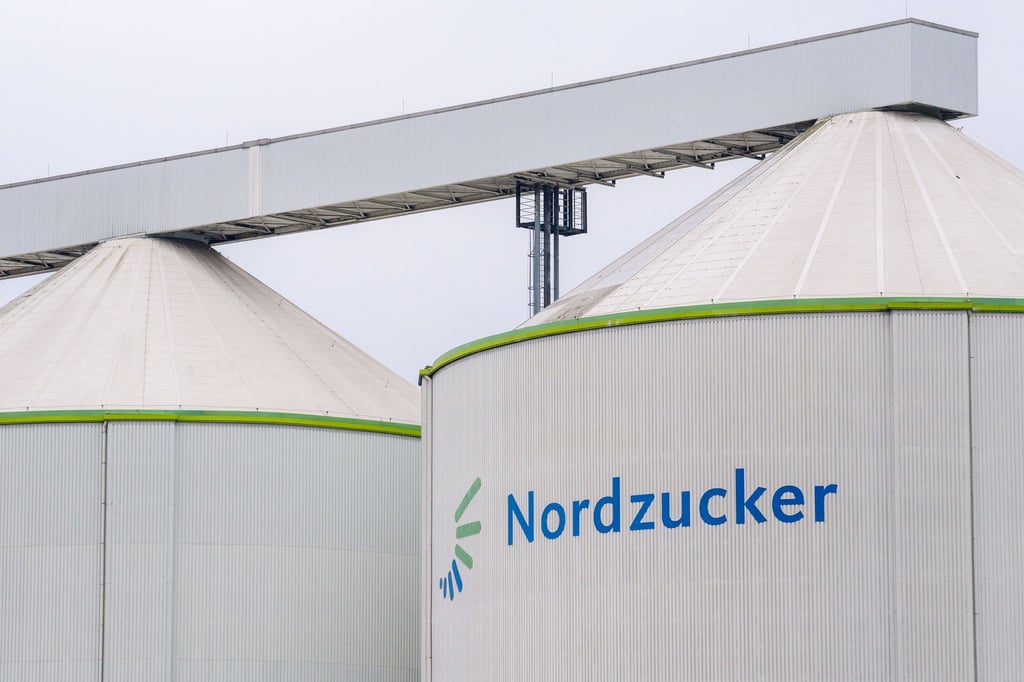 Bei den Zuckerrüben in Sachsen-Anhalt hat die Ernte begonnen: Nordzucker stellt bei Wanzleben aus Rüben Zucker her.